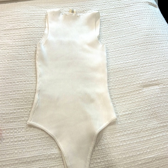 Women’s white bodysuit! XS! NWOT 💌🎀 - Picture 6 of 6